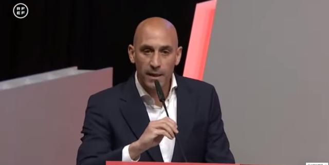 开云体育下载-一吻遗臭仍难舍官帽，鲁维亚莱斯拒辞西足协主席