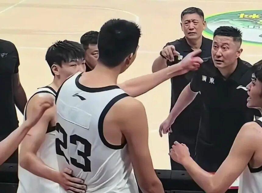 广东男篮一大问题明显，杜锋培养球员被质疑，徐杰伤病恢复一般