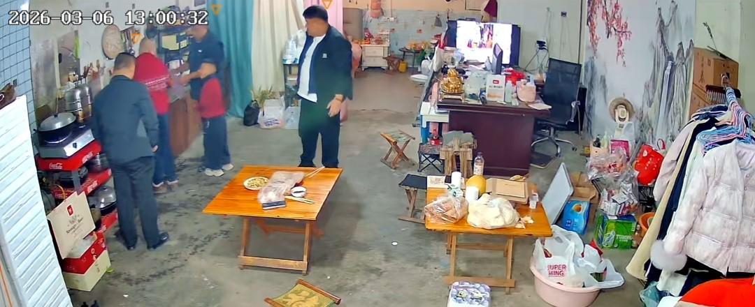 kaiyun体育官网-没出正月就理发,舅舅暴怒狠踹6岁外甥,妈妈给舅舅赔罪发红包!