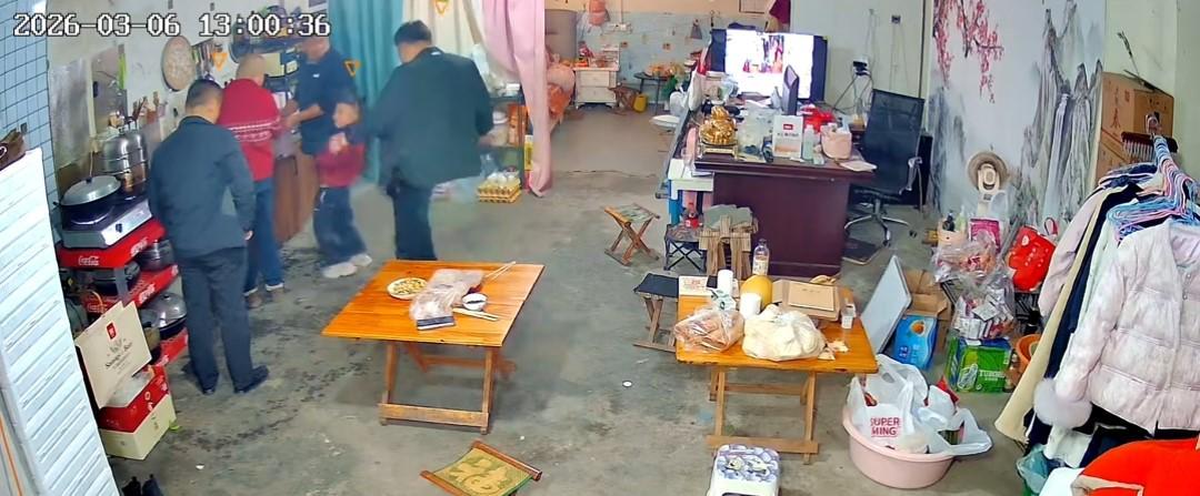 kaiyun体育官网-没出正月就理发,舅舅暴怒狠踹6岁外甥,妈妈给舅舅赔罪发红包!